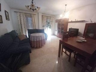 Appartement à Centro. Piscina y pista deportiva