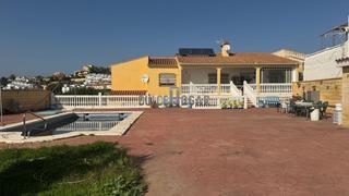 Xalet a Añoreta Baja. Casa con 4 apartamentos independientes y piscina
