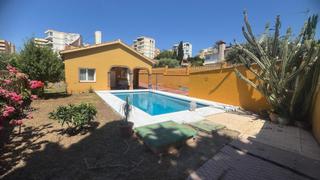 Xalet  Calle emilio prados. Chalet independiente en la cala del moral a un paso del mar
