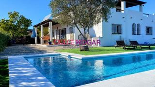 Casa a Las Lomas. Espectacular casa en los llanos estepona