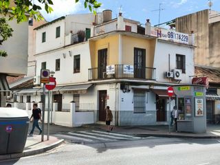 Casa a Barrio de Ciudad Jardín. Edificio singular en esquina con gran fachada en ciudad jardín
