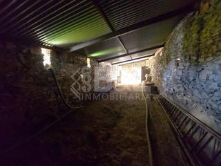 Bâtiment à usage industriel à Arroyomolinos de León. Suelo urbano con pequeña construcción