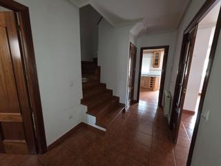 Casa adossada a Patrocinio-Nueva Talavera. Casa seminueva adosada con patio