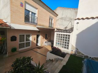 Casa adossada a Calera y Chozas. Casa con patio en calera y chozas