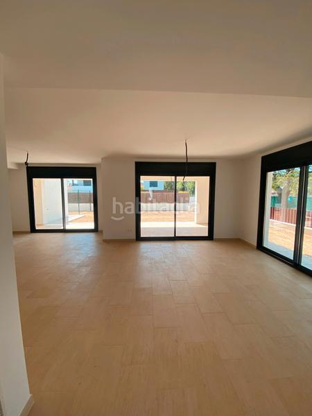 Foto e7cb8569-990c-4551-aefe-24eed6f2d809. Casa aparellada amb xemeneia calefacció aparcament piscina a Cambrils