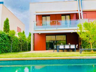 Casa aparellada a El Dorado Platja. Espectacular chalet con vistas al mar