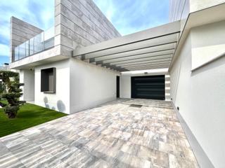 Chalet in El Dorado Platja. Chalet de alto standing con jardín y piscina privada en la mejor