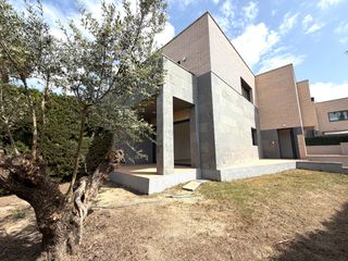 Maison jumelée à Quatre Camins. Espectacular chalet esquinero en vilafortuny cambrils