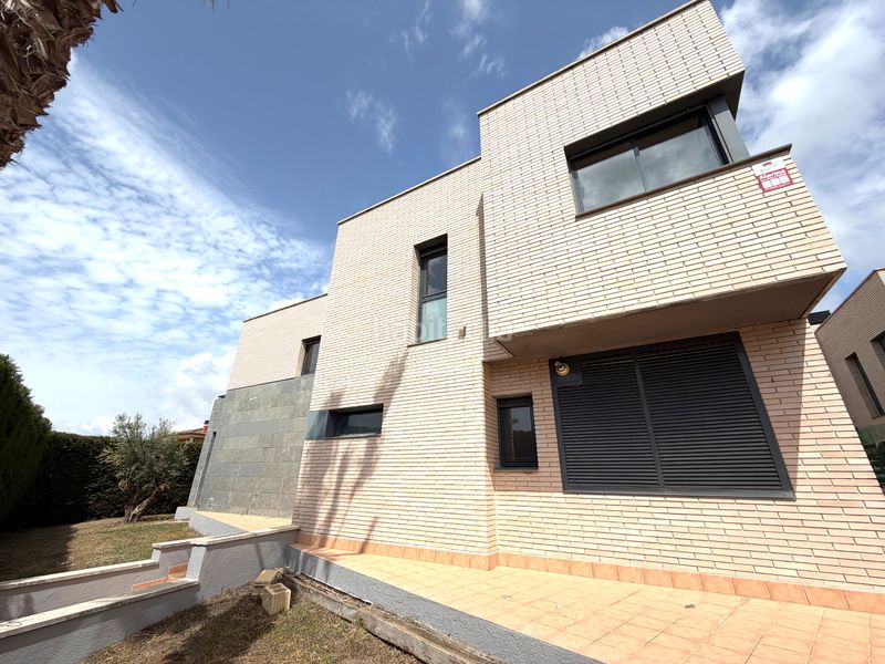 Foto da4f3b4a-2fdc-4710-9ef3-77156ea71037. Casa aparellada amb calefacció aparcament piscina a Cambrils