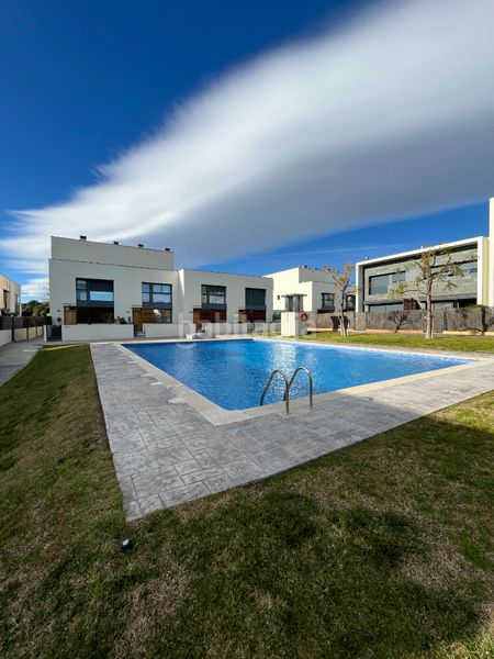Foto 3fc04bb3-3b8b-4b24-a402-666c72c7484f. Casa aparellada amb calefacció aparcament piscina a Cambrils