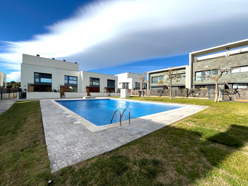 Foto e4793821-ab7a-456e-8f23-d3a49e6351d5. Casa aparellada amb calefacció aparcament piscina a Cambrils