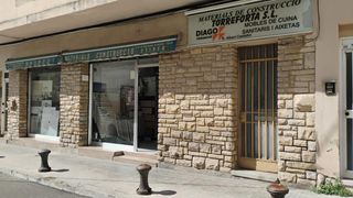 Business premise in Torreforta. Se venen locales 2, uno  con sotano