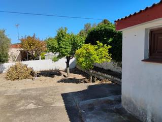 Casa  De viladegats. Casa con terreno