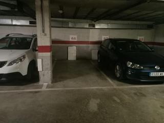 Aparcament cotxe a De jaume l 40. Parking amplio para coche y moto