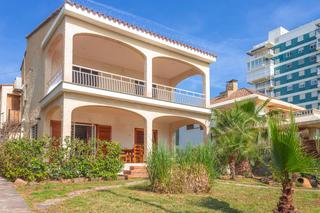 Casa  Ferrandis salvador. Villa independiente en primera linea en benicassim
