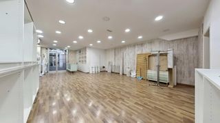 Lloguer Local Comercial a Calle sagarra 41. Local en el centro de santa coloma. apto para cualquier tipo de