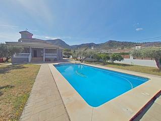 Chalet in Manantiales - Lagar - Cortijo. Increible chalet independiente con piscina en urbanización los m