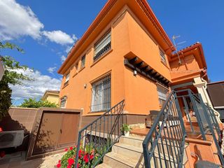 Casa aparellada en Pinos de Alhaur�n. Chalet pareado en alhaur�n de la torre