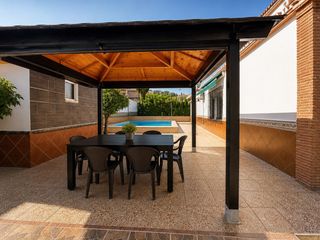 Chalet in Jardines de Alhaurín-Huerta Alta-Fuensanguínea. Chalet independiente de una planta en fuensanguinea.