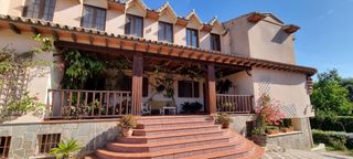 Haus in Manantiales - Lagar - Cortijo. Villa independiente con dos viviendas en urbanización manantiale