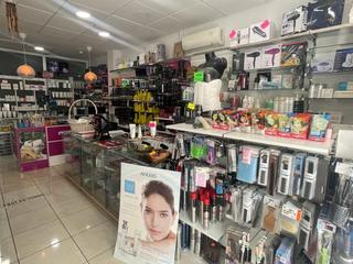 Local Comercial  Calle casablanca. En venta local + traspaso de negocio de clinica medico-estética