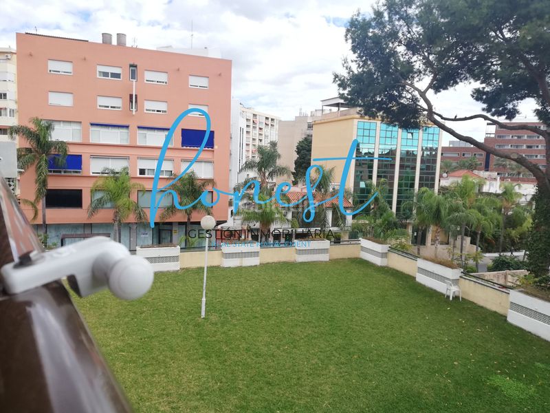 Foto d3c4c4aa-a2d8-4ff8-9511-64826f5a5f5f. Pis amb aparcament piscina a El Bajondillo Torremolinos