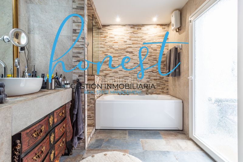 Foto efbfaec0-a62e-4267-ab80-a7c1d4f9481a. Casa amb aparcament a Calvario Torremolinos