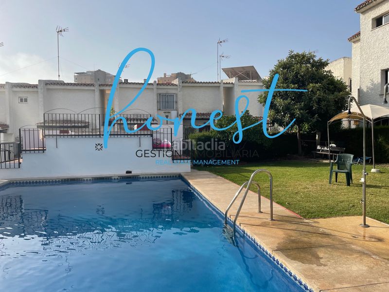 Foto bd4dfb9c-6d31-4a2d-ac8d-75f1a968e85a. Casa adossada amb xemeneia piscina a Playamar - Benyamina Torremolinos