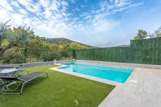 Chalet en Dosrius Poble. Casa con piscina en el pueblo