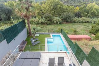Chalet dans Dosrius Poble. Casa con piscina en el pueblo