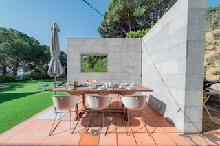 Rent Chalet in Sant Vicenç Centre. Casa con piscina y vistas al mar