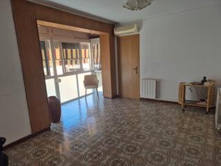 Etagenwohnung  Plaça de la morberia. Atico muy luminoso, zona céntrica.