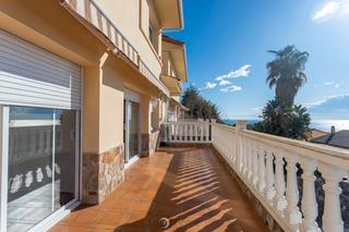 Casa pareada en Urbanitzacions. Vivienda exclusiva con piscina y vistas panorámicas al mar.