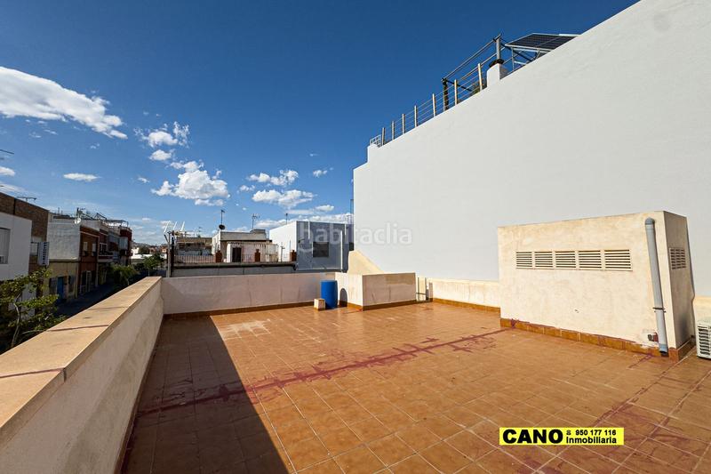 Foto 0c56f08a-490d-4938-a7f3-8ff454eba1e9. Casa  haciendo esquina con cochera en los molinos en Almería