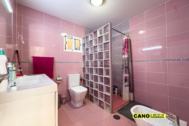 Foto 2ea2eced-c3a7-4970-bd83-031f5f5ea556. Casa  haciendo esquina con cochera en los molinos en Almería