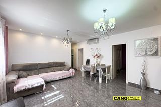 Casa  Hermandad. Casa haciendo esquina con cochera en los molinos