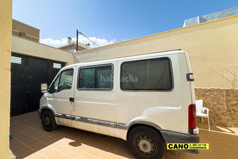 Foto bafe24db-61f4-4a84-8ded-0b1402d1008f. Casa  haciendo esquina con cochera en los molinos en Almería