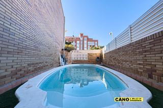 Casa  Del mediterraneo. Tríplex con piscina en villablanca