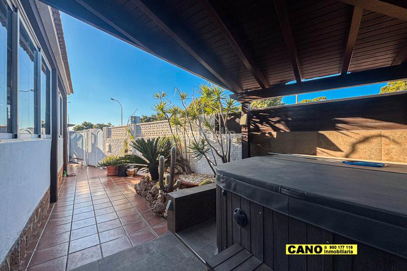 Foto 4b0ac4f8-248a-40ce-8008-0335a4a42092. Maison avec parking piscine dans Retamar Almería