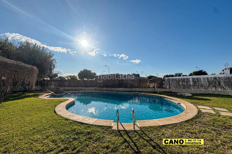 Foto 9eb1ed45-5f29-40f6-a71d-377f8a8ee20f. Maison avec parking piscine dans Retamar Almería