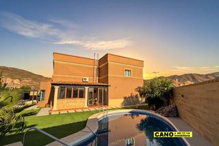 Casa  Los pinos. Chalet con parcela y piscina en la envia golf