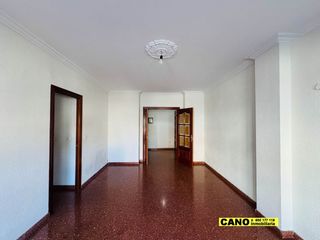 Pis  Arquitecto guillermo lagle. Piso de 4 habitaciones  en almería