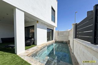 Maison  Ninfa. Chalet de obra nueva con piscina