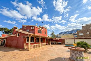 Casa  De alhadra. Chalet con piscina en almería