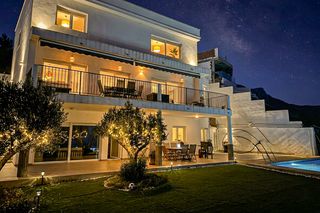 Haus  Higueras. Chalet con piscina y parcela de 599 m2