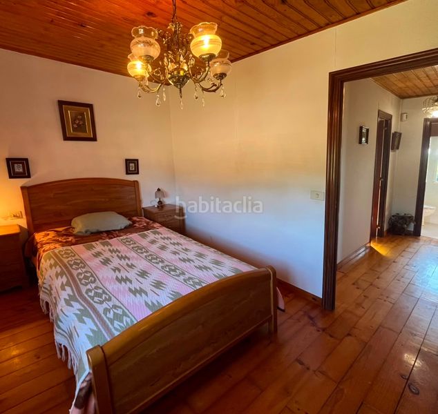 Foto 03a9631b-adce-4110-a117-80ac69982e3d. Xalet amb xemeneia aparcament a Vilasantar