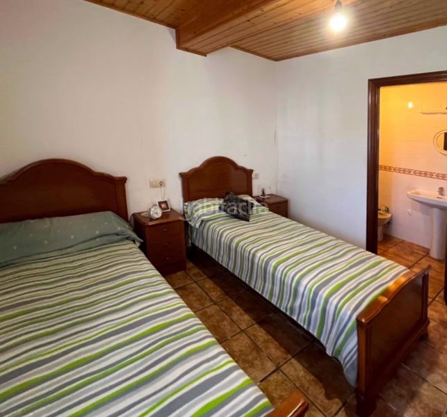 Foto bc9bb2a9-e6a8-4b90-b84e-9c6650a3c7cc. Xalet amb xemeneia aparcament a Vilasantar