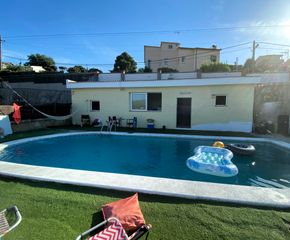 Casa  Carrer de cabanes. Casita con piscina en castellnou