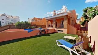 Chalet en Cortijo Torrequebrada. Encantadora vivienda independiente de 3 dormitorios en calle cam