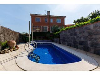 Maison  Onze de setembre. Fantastica casa cantonera en venta en el centro de sant quirze d